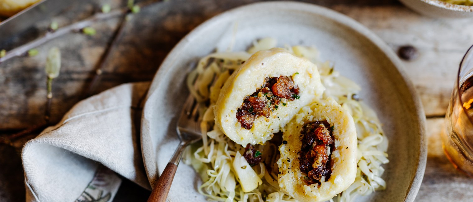 SPAR Mahlzeit Grammel-Knödel mit gedünstetem Apfel-Kraut