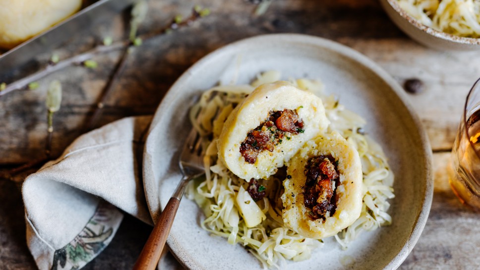 SPAR Mahlzeit Grammel-Knödel mit gedünstetem Apfel-Kraut