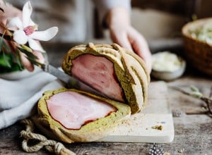 Osterschinken im grünen Brotteig