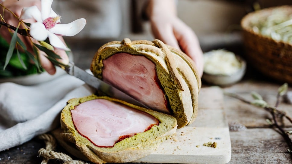 Osterschinken im grünen Brotteig