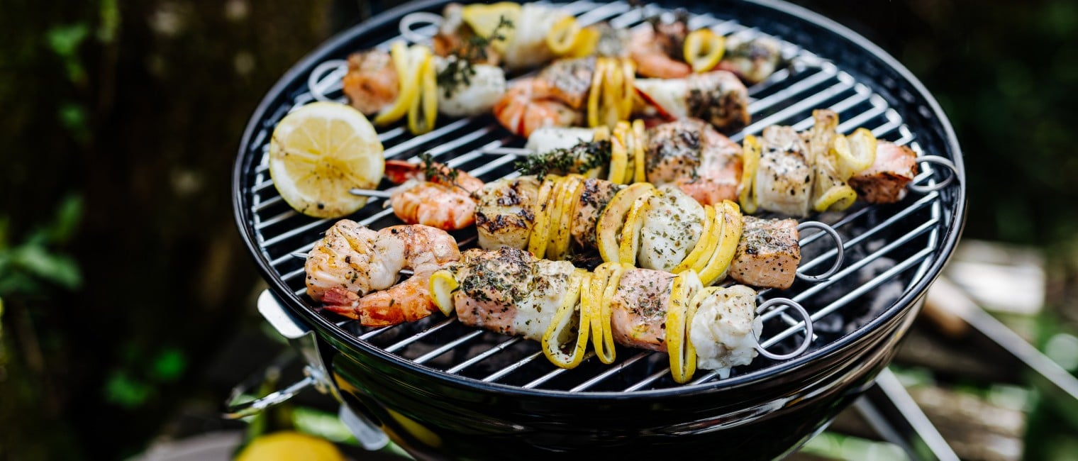 Fisch und Garnelen am Spieß