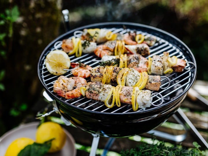 Fisch und Garnelen am Spieß