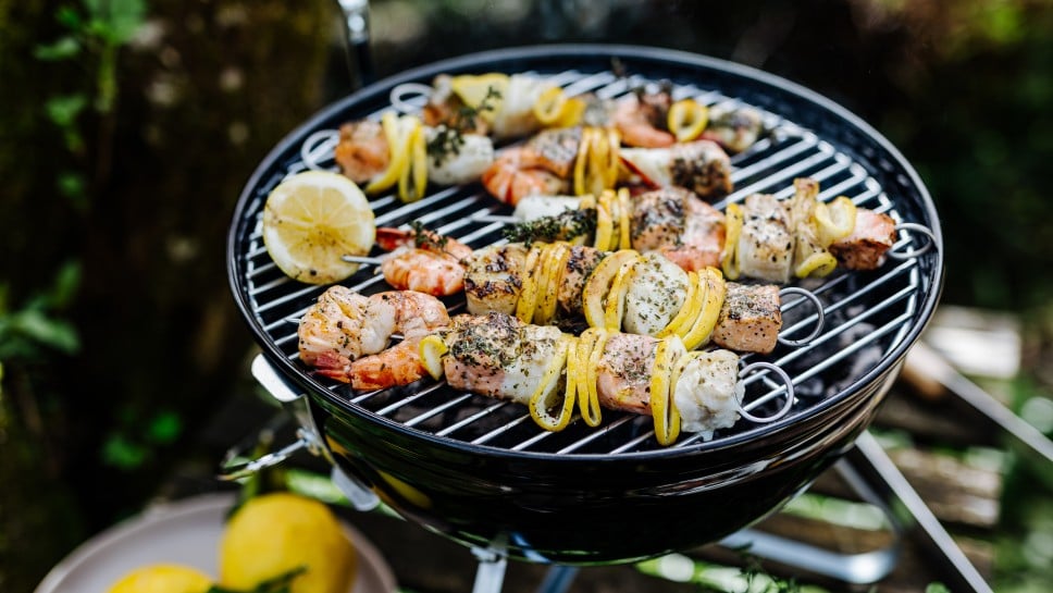 Fisch und Garnelen am Spieß
