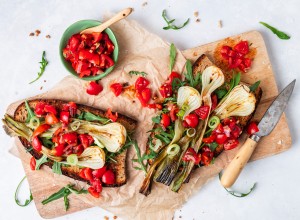 Schwarzbrot mit gegrillten Frühlingszwiebeln und Tomatensalsa