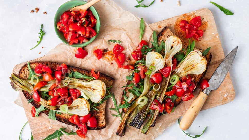 Schwarzbrot mit gegrillten Frühlingszwiebeln und Tomatensalsa