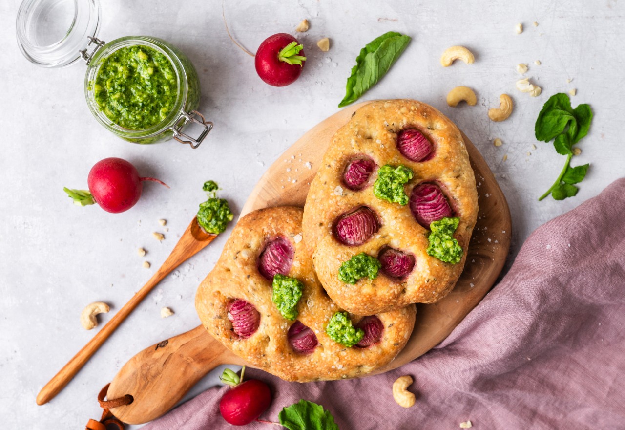 Mini Kräuterfocaccia mit Radieschen und Radieschengrün