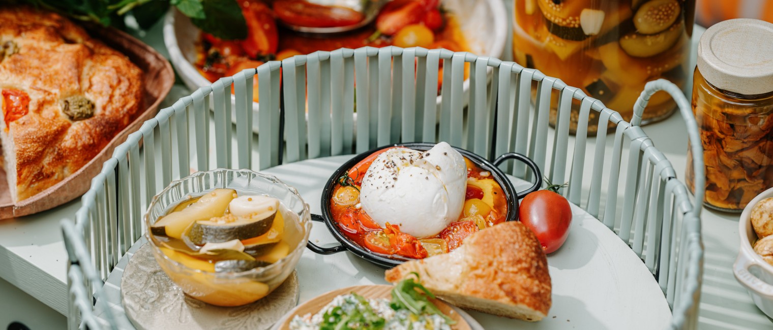 Dreierlei Antipasti: Sauer eingelegtes Gemüse, Burrata mit karamellisierten Tomaten, Rucola-Ricotta-Dip