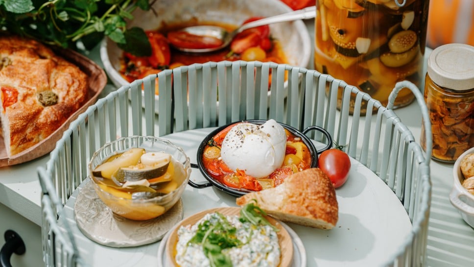 Dreierlei Antipasti: Sauer eingelegtes Gemüse, Burrata mit karamellisierten Tomaten, Rucola-Ricotta-Dip