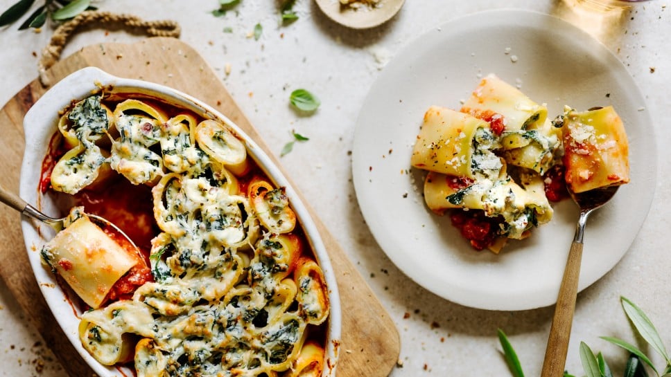 Paccheri-Auflauf mit Spinat, Ricotta und Speck