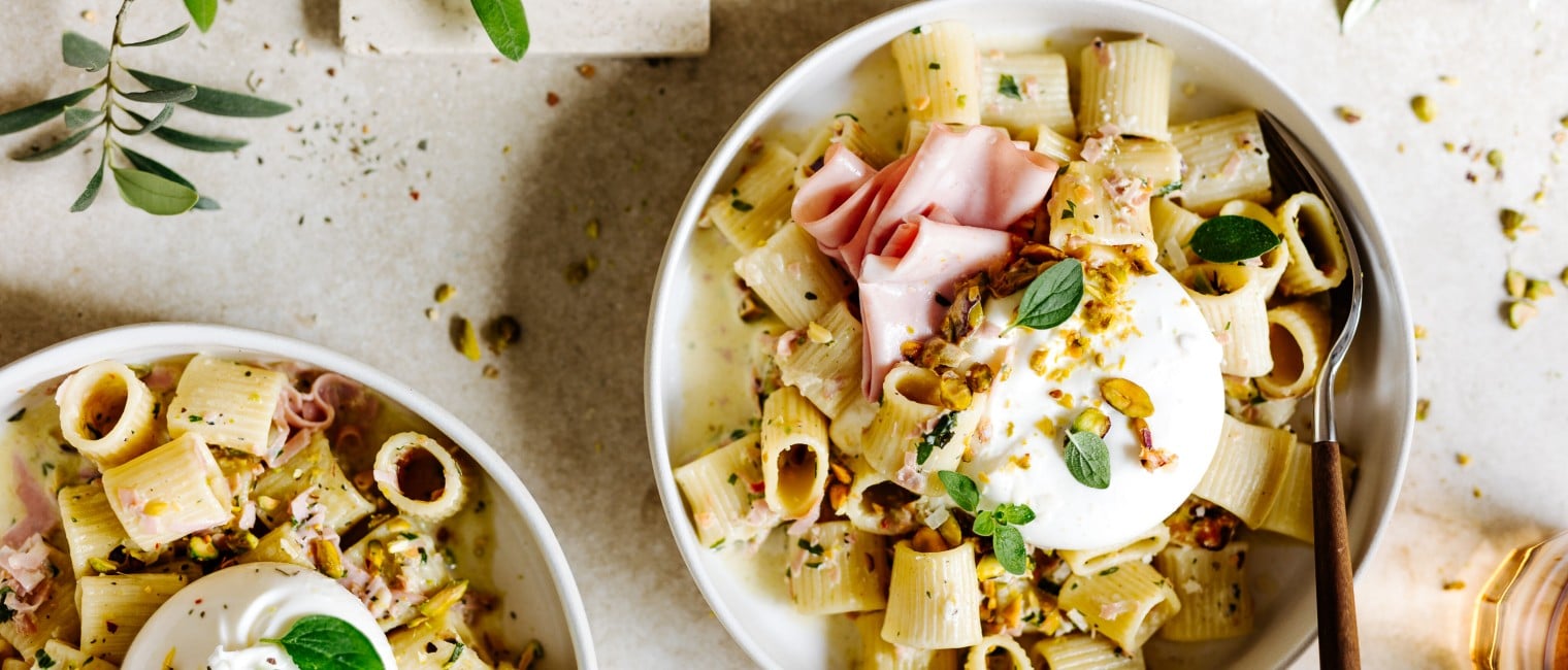 Mezze Maniche mit Mortadella und Trüffel-Burrata