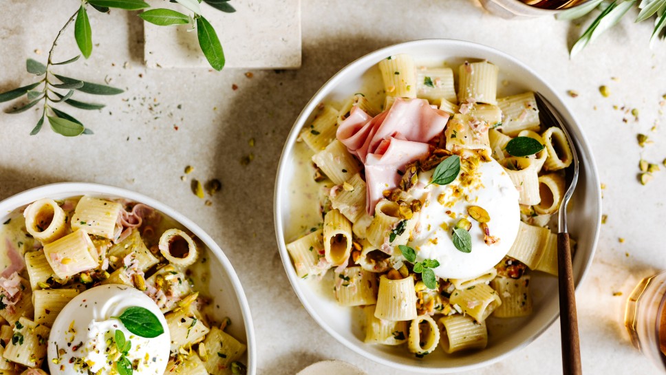 Mezze Maniche mit Mortadella und Trüffel-Burrata