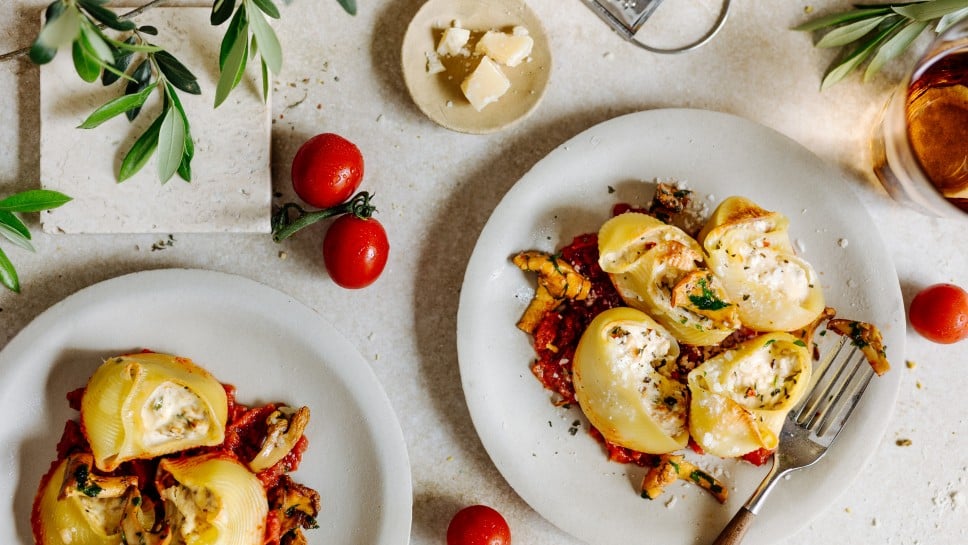 Lumaconi gefüllt mit Frischkäse und Eierschwammerl