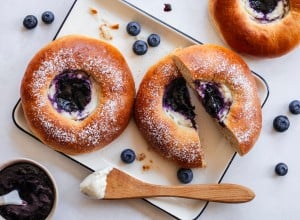 Heidelbeer-Cheesecake-Buns