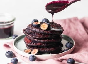 Heidelbeerpfannkuchen mit Heidelbeersauce