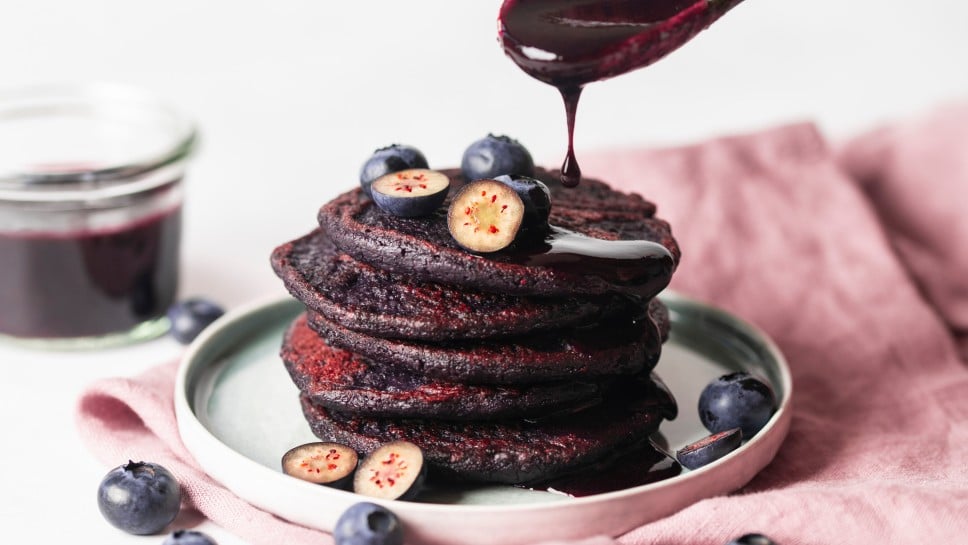 Heidelbeerpfannkuchen mit Heidelbeersauce