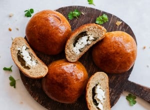 Poğaça mit Petersilie und Feta