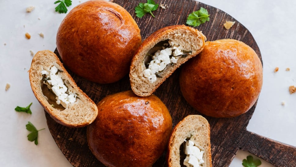 Poğaça mit Petersilie und Feta
