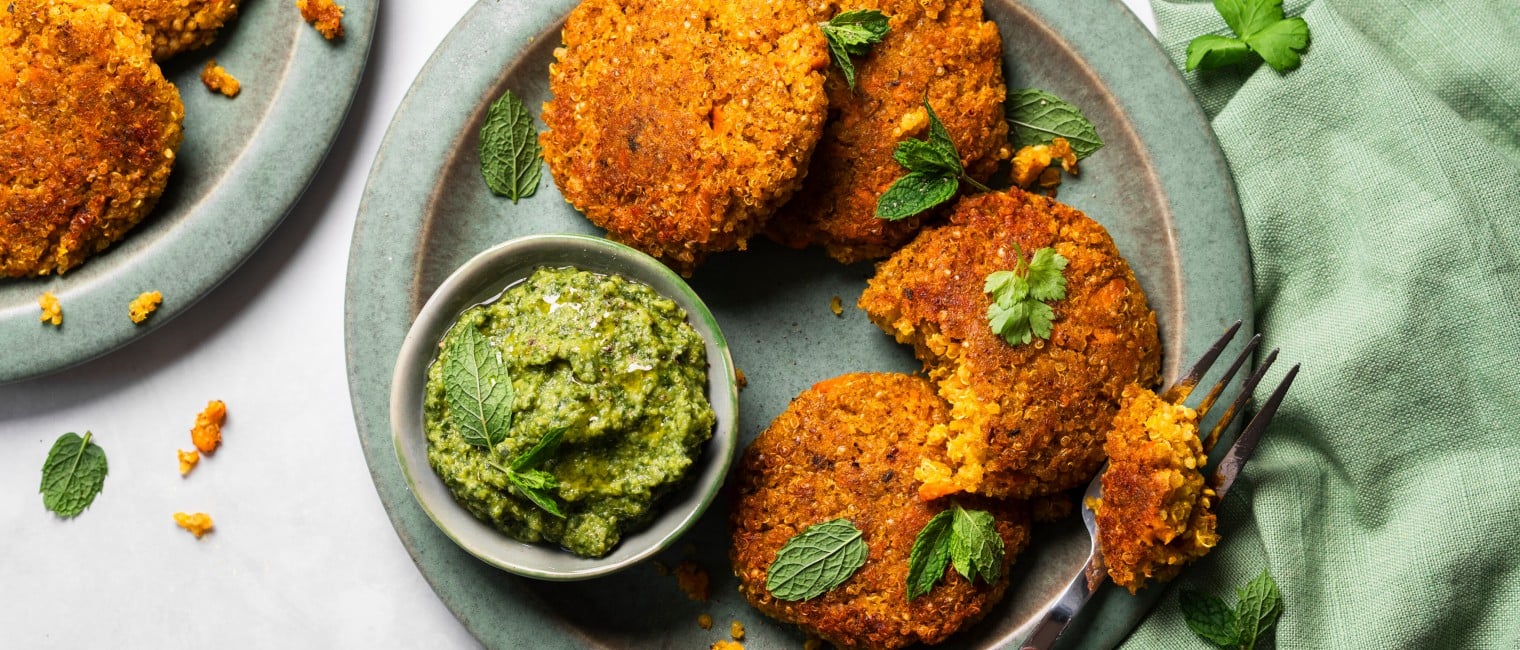 Süßkartoffel-Quinoa-Laibchen mit grünem Dip