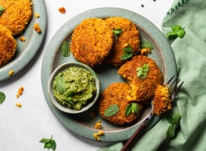 Süßkartoffel-Quinoa-Laibchen mit grünem Dip