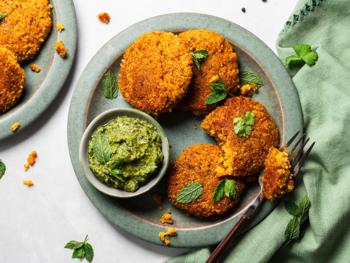Süßkartoffel-Quinoa-Laibchen mit grünem Dip