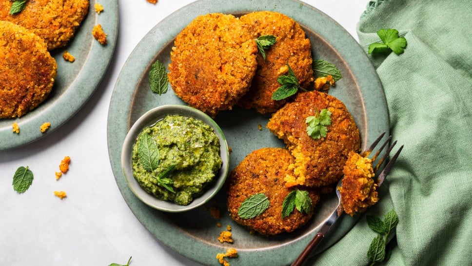 Süßkartoffel-Quinoa-Laibchen mit grünem Dip