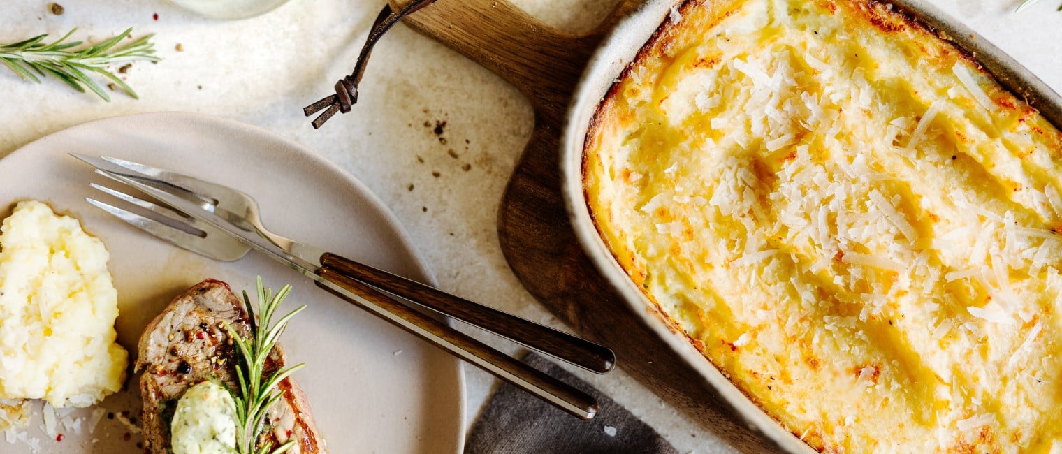 Gebackenes Erdäpfel-Parmesan-Püree mit Hüftsteak