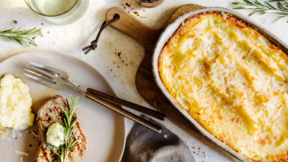 Gebackenes Erdäpfel-Parmesan-Püree mit Hüftsteak