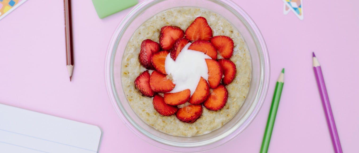 Porridge belegt mit Erdbeeren