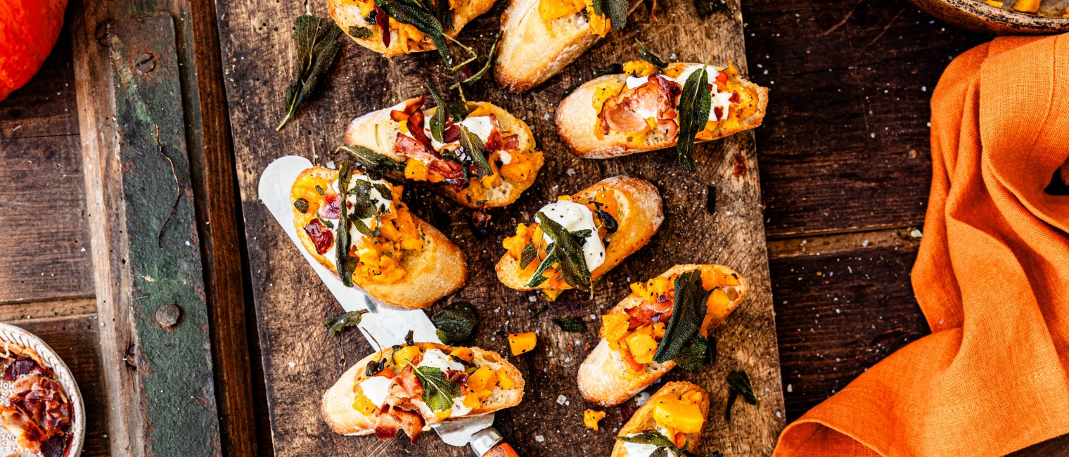 Kürbismash Crostini mit knusprigem Salbei, Speck und Stracciatella di Burrata
