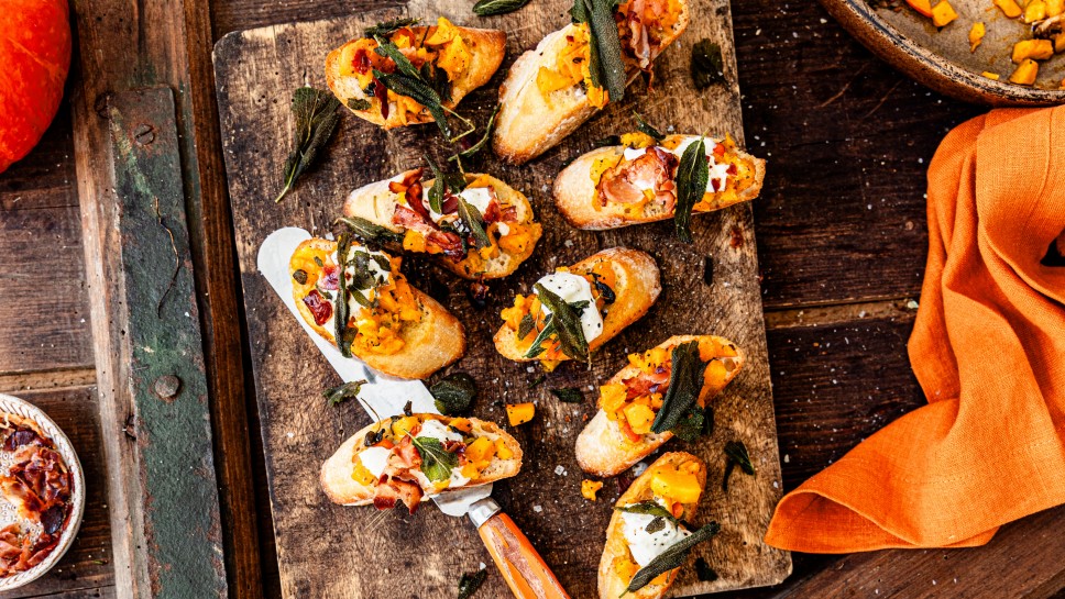 Kürbismash Crostini mit knusprigem Salbei, Speck und Stracciatella di Burrata