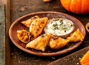 Samosas gefüllt mit Kürbis und Faschiertem