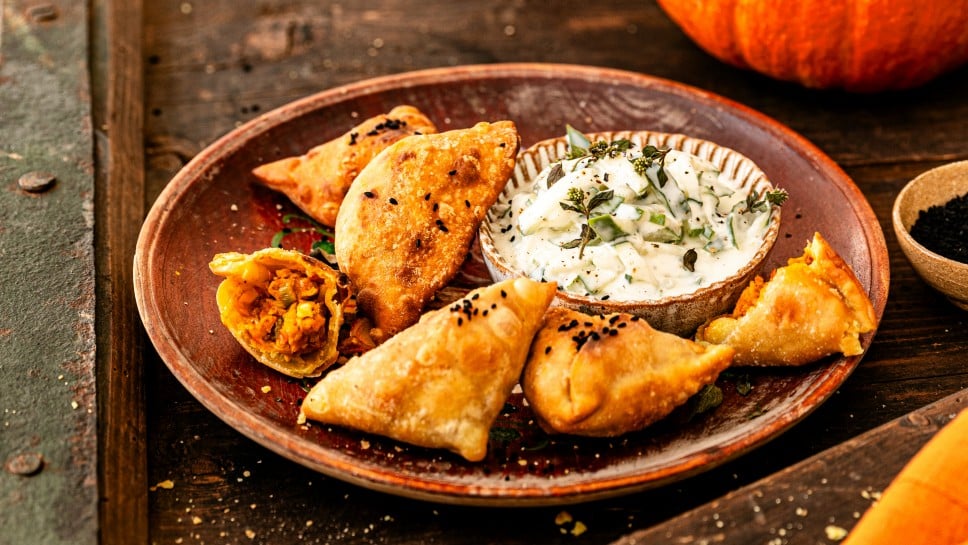 Samosas gefüllt mit Kürbis und Faschiertem