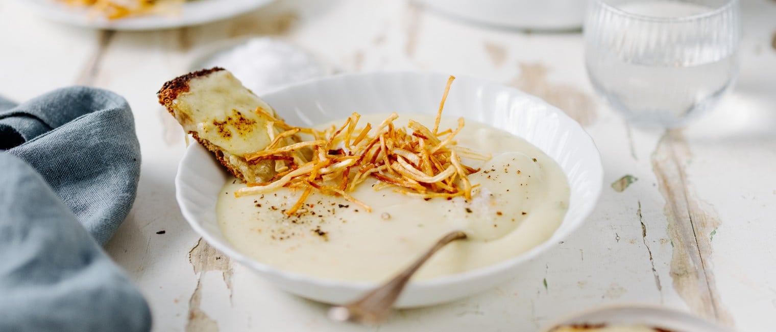 überbackenes Schwarzbrot & knusprige Selleriesticks in Knoblauchcremesuppe