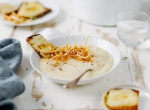 überbackenes Schwarzbrot & knusprige Selleriesticks in Knoblauchcremesuppe
