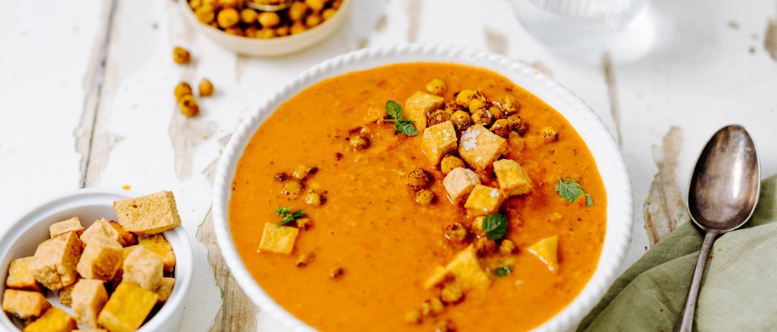 geröstete Kichererbsen & knuspriger Tofu in roter Linsensuppe