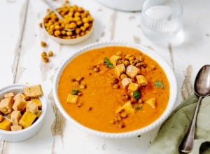 geröstete Kichererbsen & knuspriger Tofu in roter Linsensuppe