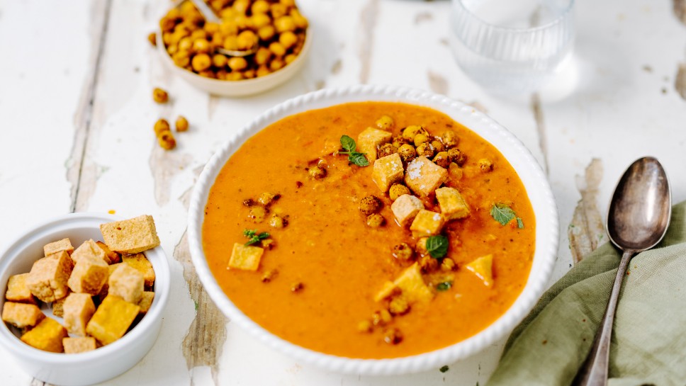 geröstete Kichererbsen & knuspriger Tofu in roter Linsensuppe