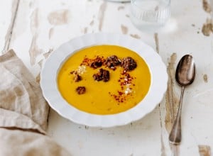 würzige harissa-Bällchen in Süsskartoffelsuppe