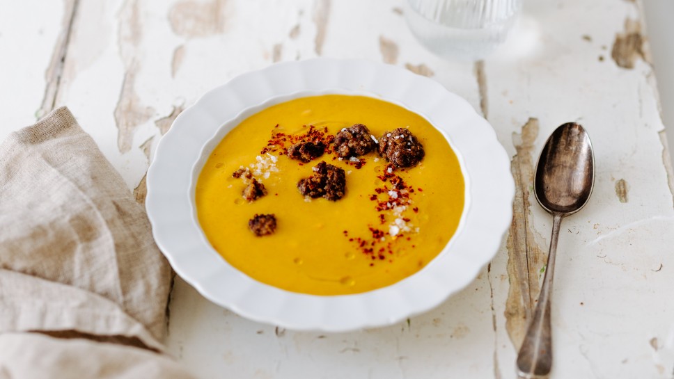 würzige harissa-Bällchen in Süsskartoffelsuppe