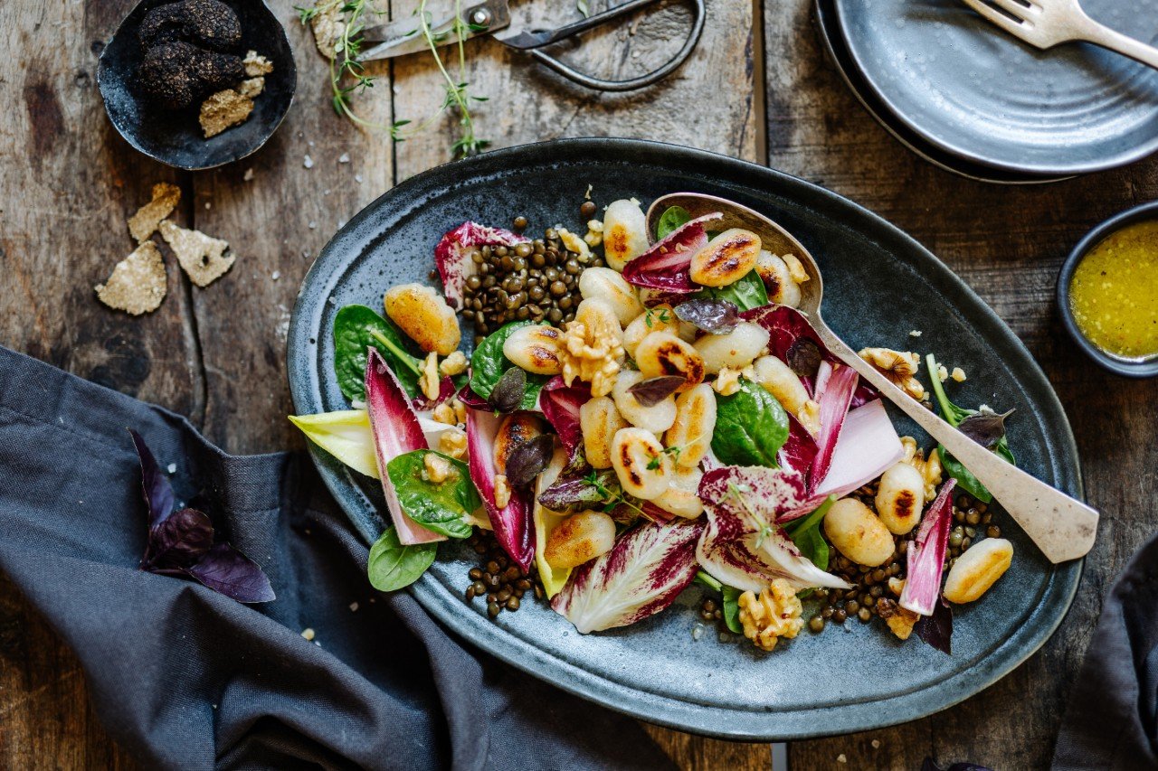 Winterlicher Salat mit Trüffelgnocchi und Linsenbrösel Winterlicher Salat mit Trüffelgnocchi und Linsenbrösel