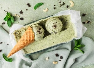 Minzeis mit Schoko-Stückchen