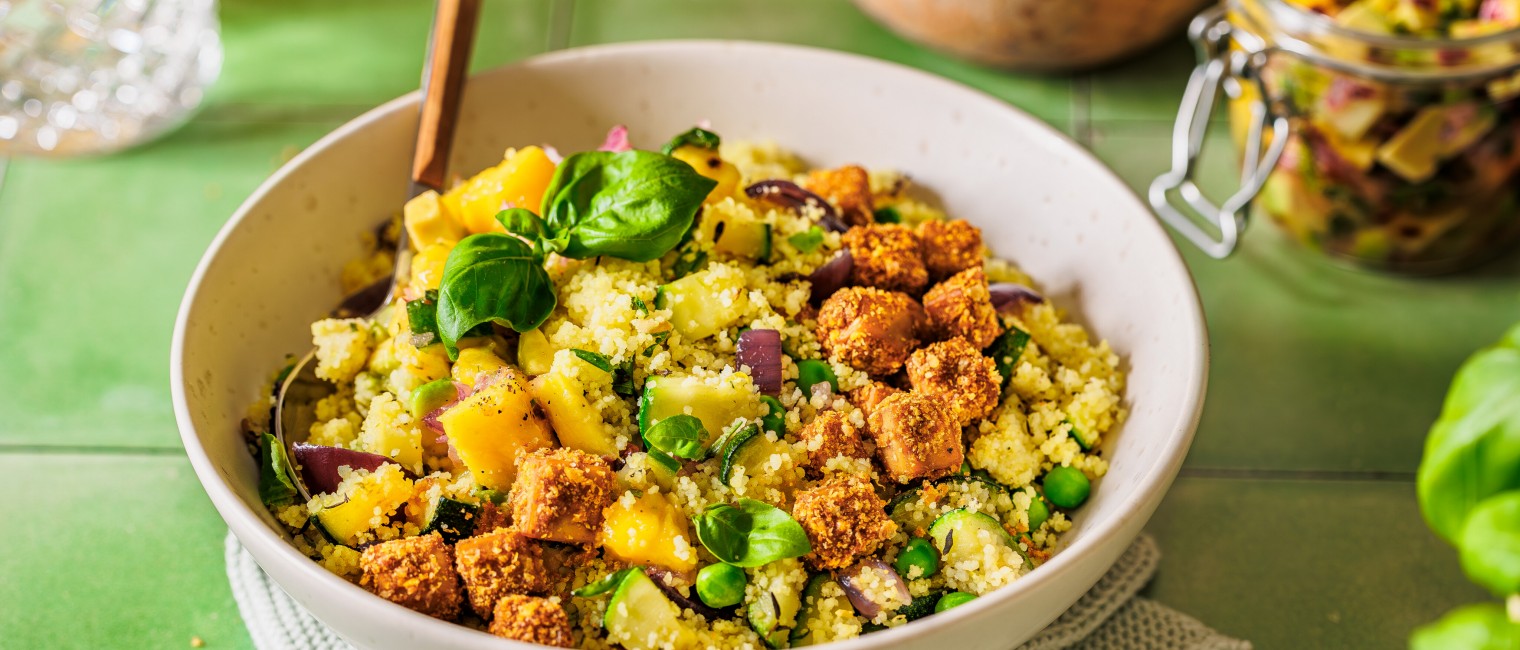 Couscous-Gemüse-Pfanne mit crispy Tofu und Avocado-Mango-Salsa