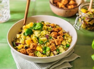 Couscous-Gemüse-Pfanne mit crispy Tofu und Avocado-Mango-Salsa