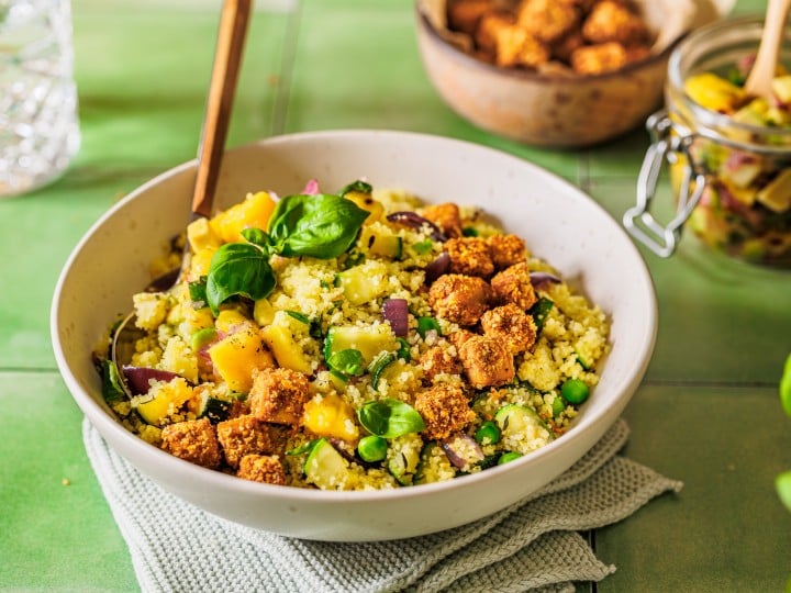 Couscous-Gemüse-Pfanne mit crispy Tofu und Avocado-Mango-Salsa