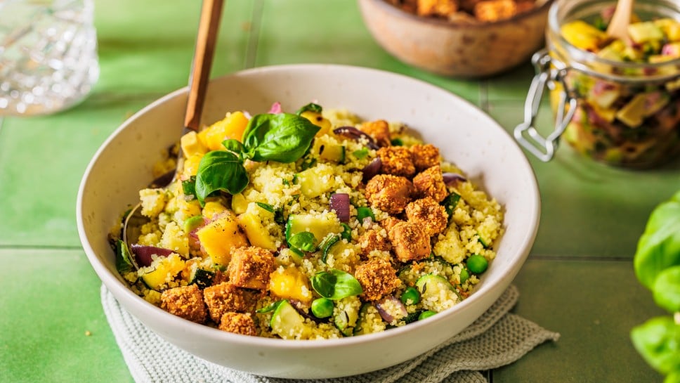 Couscous-Gemüse-Pfanne mit crispy Tofu und Avocado-Mango-Salsa
