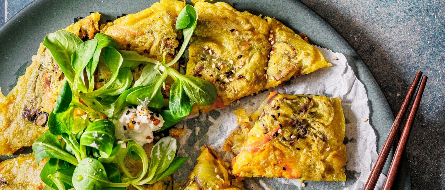 Koreanischer Gemüse-Pancake mit Black Bean Tempeh und Cottage Cheese