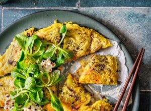 Koreanischer Gemüse-Pancake mit Black Bean Tempeh und Cottage Cheese
