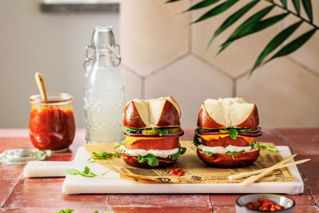 Vegane Leberkäse-Burger mit Zwiebel-Paprika-Relish