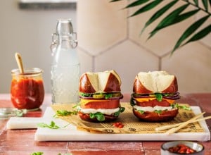Vegane Leberkäse-Burger mit Zwiebel-Paprika-Relish