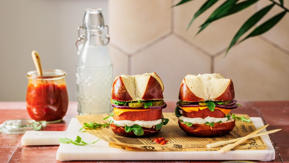 Vegane Leberkäse-Burger mit Zwiebel-Paprika-Relish